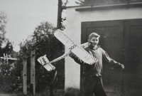 Jiří Bušek s modelem letadla, Zahradní ulice