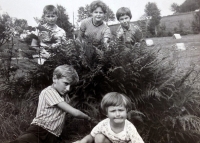 Lenka M. Demartini (dole) s kamarády (poč. 70. let)