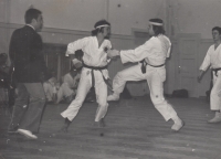 Milan Linhart na tréninku oddílu karate v rámci TJ Slavoj Karlovy Vary, 80. léta