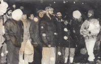 Řečníci na demonstraci v Karlových Varech v listopadu 1989: Milan Linhart, Jiří Kotek, Jindřich Konečný