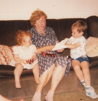 Maminka s vnoučaty Rose a Henrym, Bristol, Anglie