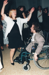 Manželka Ivana Němečková s klientem Jedličkova ústavu, 2002