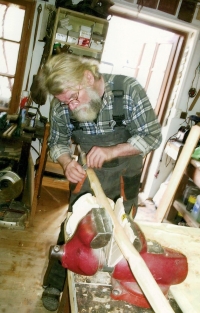 Jaroslav Obročník jako starosta Vyskeře s místními kluky vyráběl luky a učil je střílet,  polovina 90. let