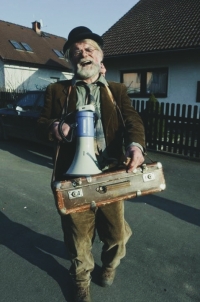 Starosta Jaroslav Obročník během masopustu ve Vyskeři, druhá polovina 90. let