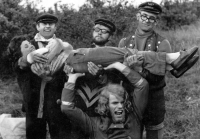 Svatba kamaráda, pamětník drží nevěstu, asi v roce 1972