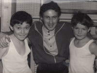 Pavel Zýka (vpravo) na gymnastice, 1968