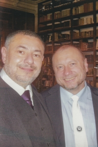 Evald Rucký (vpravo) a Petr Krásný v den konsekrace (vysvěcení) na biskupa Světové jednoty bratrské, Severočeské muzeum v Liberci 28. 3. 2011