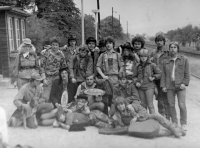 Společná fotografie před trampským výletem, pamětník (6. zprava), Úštěk, polovina 80. let