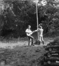 Zakládání trampské osady v Království, 1983