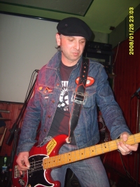 Baskytarista Pavel Báča ve skupině The Hysterics, 2008
