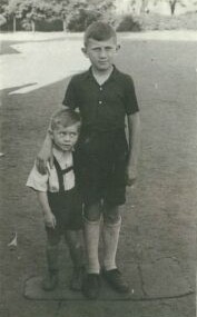 Slávek (Zdislav) a bratr Jiří při prozkoumávání trosek divadla Urania v Praze po jeho požáru v roce 1948