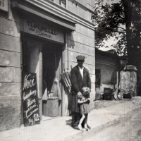 Tatínek Václav Domin - koloniál v Křemži