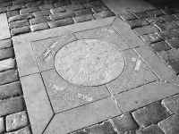 Základní kámen Mariánského sloupu na Staroměstském náměstí, instalovaný v roce 1993 Vojtěchem Pokorným a Pavlem Naumanem