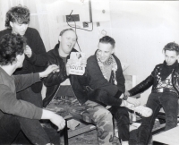 Pamětník (vpravo) se skupinou Šanov 1 a jejím manažerem Petrem Růžičkou (uprostřed), 1987/1988