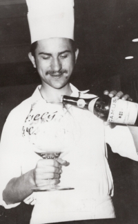 Josef Grobelný ve svém zaměstnání kuchaře (1972)