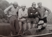 Pamětník (třetí zleva) s přáteli na vodě