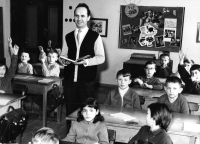 Jaroslav Strnad s žáky, vpravo předposlední lavice dcera Magda, Lichkov okolo roku 1959