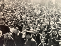 Oslavy 100 let železniční dráhy Jihlava – Pelhřimov, vpředu salutuje Josef Bartík st., 26. května 1938 