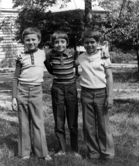 Petr Strnadel vpravo, školní fotografie, 2. třída, Rýmařov