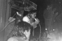 Petr Strnadel uprostřed na demonstraci v Krnově, listopad 1989