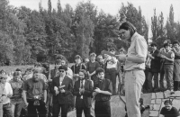 Petr Strnadel při slavnostním zahalení betonového srpu a kladiva, Krnov, květen 1990