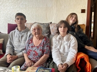 Pamětnice a děti při natáčení projektu Příběhy našich sousedů