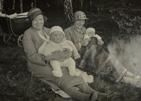 Jiří Petz (batole vlevo) s rodiči Miladou a Bohumilem Petzem, 1933