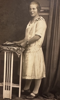 Maminka ve svatebních šatech, 20. - 30. léta