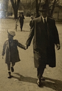 Jiří Petz, s otcem Bohumilem Petzem, cesta do zoo, 1935
