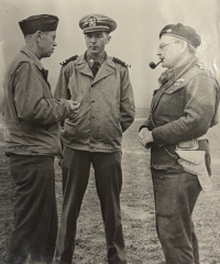 Letiště Tri duby při Slovenském národním povstání, zásobování SNP, Jaroslav Mičan, strýc pamětníka Jiřího Petze, na snímku vlevo, 1944