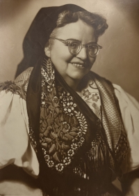 Milada Petzová, matka Jiřího Petze, v kroji, 1954