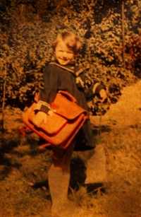 Jana Pekárková, první školní den, 1954