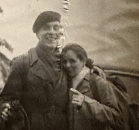 Jiří Petz se ženou Květou Petzovou po svatbě, 1957