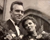 Jiří Petz s manželkou Květou Petzovou, promoce, 1958