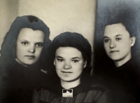 Sestry Josefa Pavlíka: Marie (1930–2018), Růžena (1931–2002) a Anna (1932–2017)