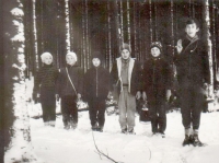 Hubert Poul (vpravo) se svou družinou vlčat, 1970