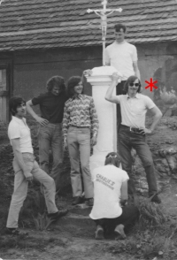 Karel Lang (označený hvězdičkou), skupina Karlovo bratrstvo, 1972