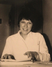 Jana Pekárková, lékařka v motolské nemocnici, 1977