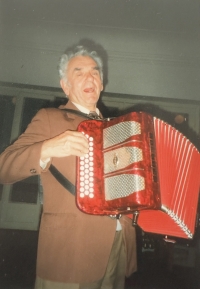Josef Pavlík hraje na harmoniku, říjen 2000, Lobeč