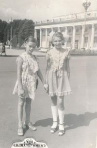 S kamarádkou na Výstavišti (Výstava úspěchů národního hospodářství), Kyjev, 1989