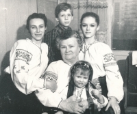 Babička Jekatěrina Samojlovna Gačenko s vnoučaty, Viktorija je vpravo. Všichni ve vyšívaných košilích (vyšívankách), které babička sama vyšívala, Kyjev, 1990