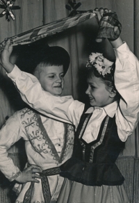 Maminka Larisa a Alexandr Godunov v „Lotyšském tanci“, Rižská choreografická škola