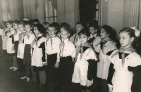 Pionýrský nástup. Alexandr Godunov uprostřed, vedle něj vpravo maminka Larisa (za svobodna Malyševová), Riga, 1960