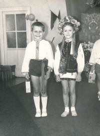 Ve školce v ukrajinském lidovém kroji, Kyjev, 1978
