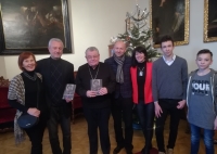 Vydání knihy Karla Škarky Heslo Čechoslovák. Uprostřed stojící Dominik Duka (jeho otec byl taktéž členem spojenecké armády a po válce pronásledován komunisty). Vlevo stojící Karel Škarka s manželkou Martou. Vpravo syn Ondřej s manželkou a vnukové