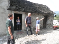 Marina Dollorelo ukazuje Karlu Škarkovi, kudy partyzáni putovali ve složitém alpském terénu