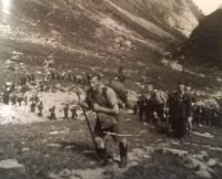 9. července 1944 o půl třetí ráno došlo k fingovanému přepadení vládní jednotky v místní škole partyzány. Jednotka čtyřiceti šesti mužů pod vedením Vladimíra Panoše přešla ke Garibaldiho jednotce. Z partyzánského tábora se záhy vydali náročným horským terénem na sedmidenní pěší cestu do neutrálního Švýcarska pronásledováni fašisty a gruzínskými jednotkami SS