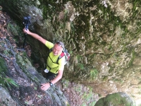 Karel Škarka se synem Ondřejem se snaží vytipovat cestu, kudy přešel Karel Škarka starší do Švýcarska