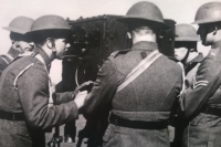 Otec pamětníka Karel Škarka absolvuje výcvik v Anglii