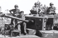 Otec pamětníka Karel Škarka (vlevo dole) na fotografii z knihy Tanks: Czechoslovak Independent Armoured Brigade (PROCHÁZKA, Ivan; KUBEŠ, Ondřej a BROJO, Petr. Tanks: Czechoslovak Independent Armoured Brigade, 1943-1945. 2009. ISBN 8090394590).